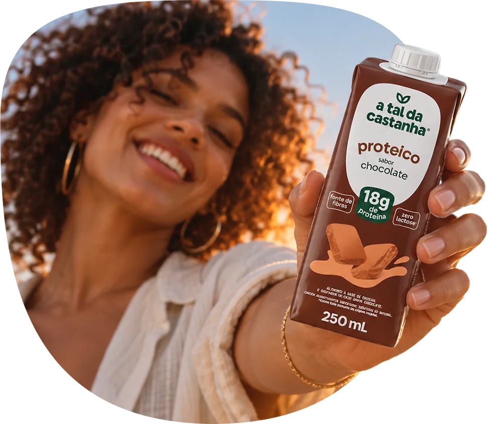 Mulher segurando o Proteico sabor chocolate